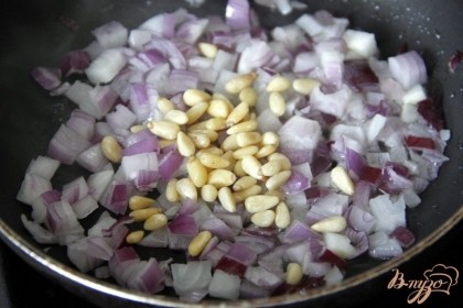 Мелко нарезать лук. Разогреть на сковороде 1 ст.л. оливк.масла и поджарить лук до прозрачности, вместе с орехами.