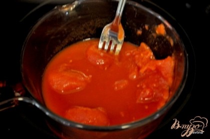 Пока готовится курица приготовим томаты. Разминаем их вилкой или руками,добавим чеснок, перемешиваем, выкладываем на сковороду,солим и перчим. Ставим на большую тем-ру, как закипит , убавляем огонь и даем жидкости испарится чуть ,6-8мин.