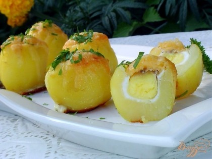 В итоге получаем вкусный картофель с запеченным яйцом внутри, а сверху с хрустящей сырной шапочкой!