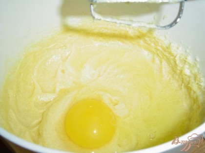 А теперь приступаем к тесту, взбиваем 100 г размягченного сливочного масла со 100 г сахара до бела, а затем добавляем по одному яйцу и каждый раз взбиваем до гладкости. Муку просеиваем с разрыхлителем,добавляем соль, а потом попеременно с кефиром добавляем к маслянно-яичной смеси, перемешиваем.