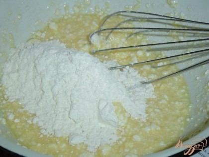 Яйца взбиваем с солью, затем добавляем творог, размягченное сливочное масло, муку, соду, соль по вкусу и хорошо перемешиваем.