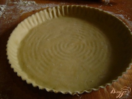Помидоры-черри моем, даем воде стечь. Остывшее тесто раскатываем и выкладываем в форму для выпечки, смазанную растительным маслом.