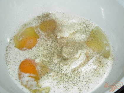 А теперь приготовим заливку, для этого смешиваем сливки с тремя яйцами, солью, перцем, специями для помидоров, измельченной зеленью и хорошенько все взбиваем.