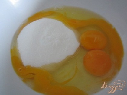 Яйца и сахар взбить до состояния пены.