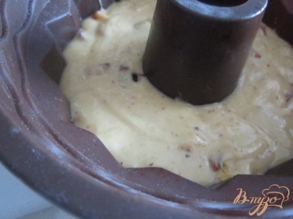 Форму смазать растительным маслом и выложить тесто.Выпекать при 190 гр. 25 мин.