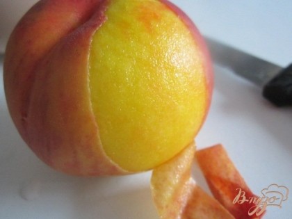 Персик залить кипятком на 3 мин.затем снять кожицу и нарезать на ломтики.
