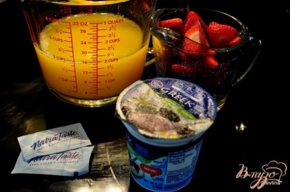 В блендер загружаем все ингредиенты,измельчаем до гладкого состояния или слегка так,чтоб чувствовать ягоду.