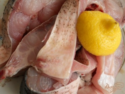 Подготовленные куски толстолобика сбрызнуть лимонным соком, посолить, посыпать приправами для рыбы и оставить минут на 10 (лимонный сок поможет избавиться от запаха).
