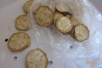 Замороженные баклажаны собрать в полиэтиленовый пакет, или в специальный контейнер для заморозки овощей.