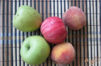 Для его приготовления вам понадобятся такие ингредиенты: яблоки, персики, сахар, вода.