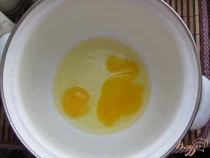Вбить яйца, в подготовленную посуду для размешивания теста. Взбиваем венчиком.