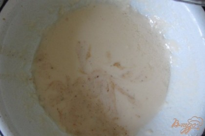 Готовим кляр: смешать в миске муку, воду и яйцо, хорошо взбить венчиком, добавить соль, перец и специи по вкусу.