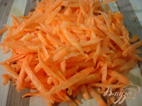 На тёрке натираем морковь.