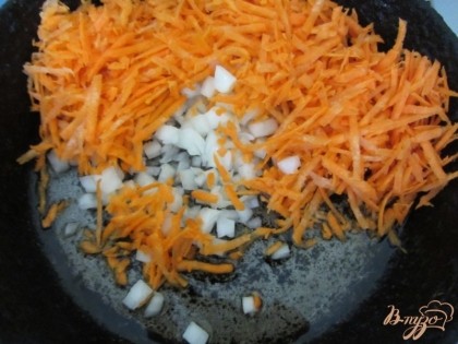 Поставить на плиту сотейник, разогреть добавить 50 мл. подсолнечного масла. Тушим помешивая лук с морковкой.