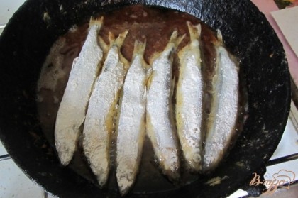 Сковороду поставить на плиту, разогреть добавить 50 мл. подсолнечного масла, выложить очень аккуратно рыбу на сковородку.
