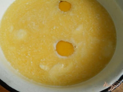 Маргарин (можно использовать и сливочное масло) растопить, дать остыть, влить молоко комнатной температуры. Добавить яйца, ванилин и сметану.
