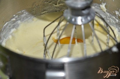 Взбить сливочный сыр на средней скорости до однородного мягкого состояния. Добавить сахар. Затем по одному яйцу за раз. После каждого раза перемешивая, затем добавим ванил.экстракт.