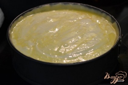 Выльем в приготовленную форму большую часть сливочного сыра, затем примерно 1 стакан лимон. курда,перемешаем осторожно ножом и затем остальную часть слив.сыра. Поставим в разогретую духовку на 160 гр.на 1 час 5 мин. Как зазвенит таймер,оставим в духовке отключенной чизкейк на 15 мин.