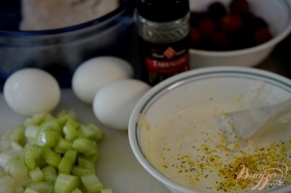 Приготовить все для салата. Виноград очистить и помыть. Яйца отварить до готовности, очистить и нарезать. Для заправки: смешать сметану с майонезом, лимон. соком, солью и специей. Нарезать сельдерей, покрошить тунец баночный.