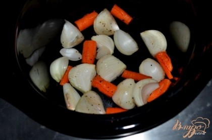 На дно слоукукера выложить лук и морковь.