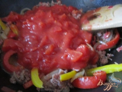 Добавить консервированные томаты, соль и специи по вкусу.Потушить 10 мин.