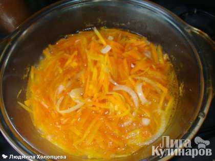 Морковь нашинковать соломкой, лук полукольцами. Сложить в посуду для тушения, добавить 100-120 г воды, 30 г растительного масла и поставить тушить до полуготовности.