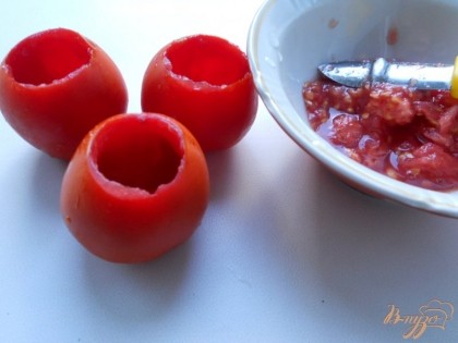 У помидоров срезать чуть верхнюю часть. Удалить ложечкой середину. Получатся помидорные "чашечки". Поперчить внутри.