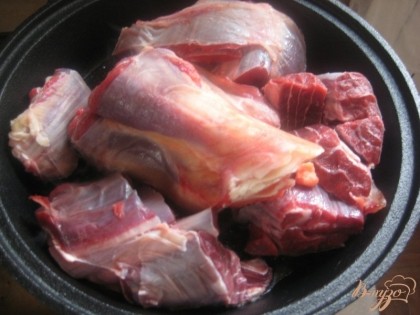 Разогрейте масло, мясо обжарьте со всех сторон, причем мясо можно использовать совсем недорогое, будет вкусно в любом случае.