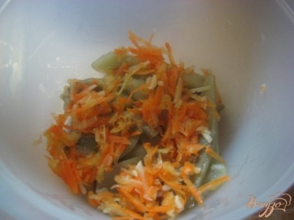 Далее в миску, в которой будете мариновать выкладывайте слоями: баклажаны, натертые овощи, зелень и помидоры.