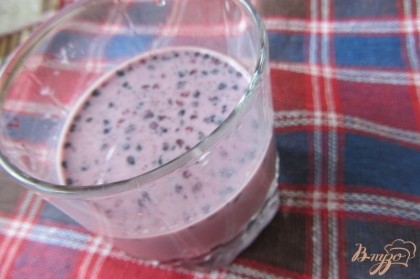 Готово! Молоко желательно поставить в холодильник на 10-15 минут. Подавать к столу охлажденным, украшенным ягодками ежевики.