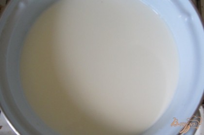 Молоко выливаем в кастрюлю, ставим на средний огонь, добавляем кипяченую воду (чтобы молоко не пригорало), помешиваем.