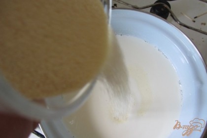 Манку и сахар лучше сразу до начала приготовления блюда, отмерить и насыпать в стаканы или миски. На литр молока я использую 4,5 ст. л. манной крупы, сахар 2 ст.л. на литр. Когда молоко нагреться (не закипит!!!) около 3-4 минут как молоко поставили на плиту, добавляем манку, одной рукой помешиваем молоко, другой тонкой струйкой в воронку образованную в молоке всыпаем манную крупу.