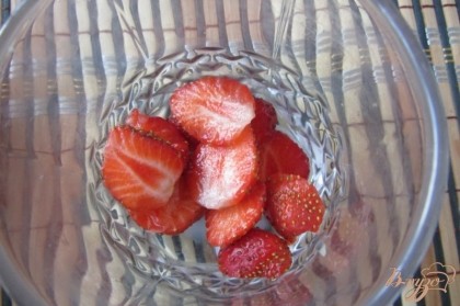 В это время промойте ягоды клубники под проточной водой, удалите хвостики. Нарезать в произвольной форме.