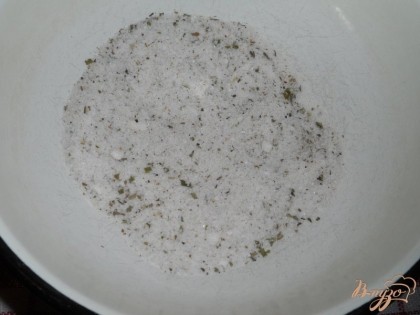 Насыпать морскую соль в глубокую миску. Добавить перец, прованские травы, перемешать.