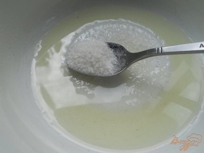 В глубокую миску всыпать сахар, морскую соль и добавить масло.