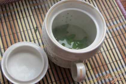 Веточки мяты промыть под проточной водой, отделить отдельно листики от веток. За кипятить воду. В чайник для заваривания чая, переложить только листочки мяты, залить кипятком, накрыть крышкой. Дать настоять 1 минуту, слить воду. Снова залить воду заваривать чай 5-7 минут. После остудить.