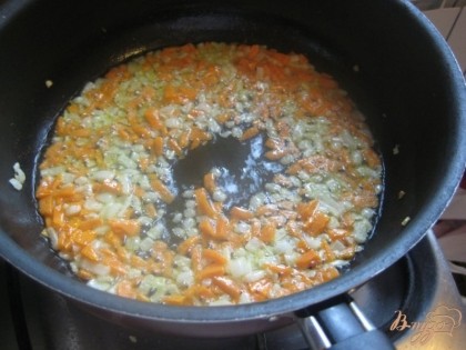 С морковью и луком поступаем как обычно – режем и обжариваем на раскаленной с маслом сковороде до золотистости.