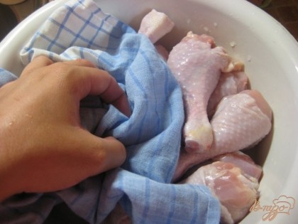 Куриные ножки вымыть, хорошо высушить полотенцем, лишняя влага нам ни к чему.