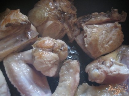 Курицу вымыть, обсушить и нарезать крупными кусками, спинку можно не использовать, так как мяса там мало, из нее можно сварить бульон, для дальнейшего использования. Обжарить в отдельной сковороде для золотистой корочки.