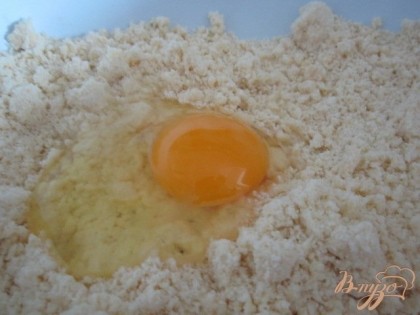 Выбить яйцо и собрать тесто  в ком.