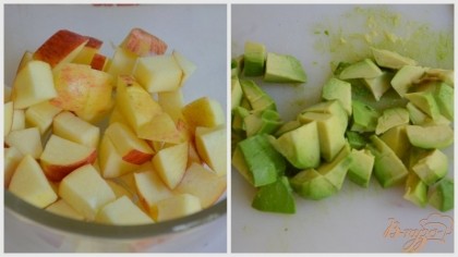 Авокадо и яблоко порезать кубиками. Сельдерей и куриные грудки порезать также.