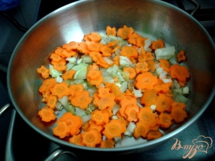 Нарезаем лук и морковь и ставим пассероваться на растительном масле.