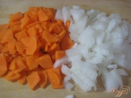 Лук и морковь очистить и нарезать небольшими кубиками.