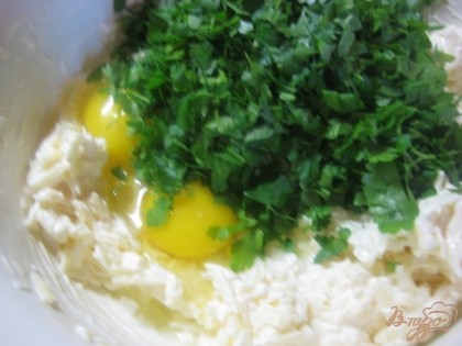 Добавить яйца и мелко нарезанную зелень.