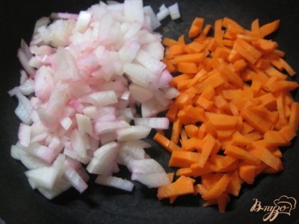 На сковороде разогреваем масло. Лук и морковь чистим и режем кубиками. Обжариваем до золотистого цвета.