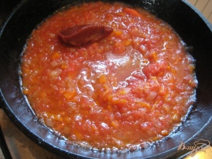 Добавить к овощам помидоры, томатную пасту и перемешать, готовить так в течении 2 минут, затем выключаем.