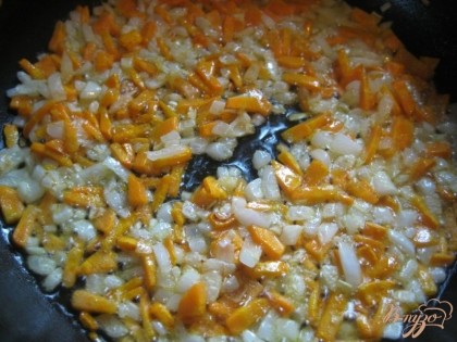 Лук и морковь очистить, вымыть, нарезать мелкими кубиками. На сковороде подогреть масло, выложить овощи и жарить до появления румяной корочки.