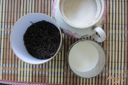 Вам понадобятся такие ингредиенты: чай черный крупно листовой, молоко коровье, вода кипяченая, сахар(по желанию).