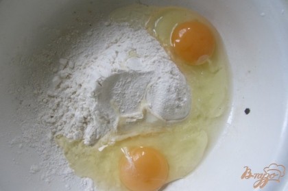 В миску для размешивания теста высыпаем муку, добавляем яйца.