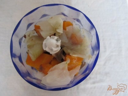 Печень, лук и морковку порезать на небольшие кусочки, сложить в чашу блендера. Взбиваем до полного измельчения.